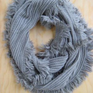 D - Fransenschal grau